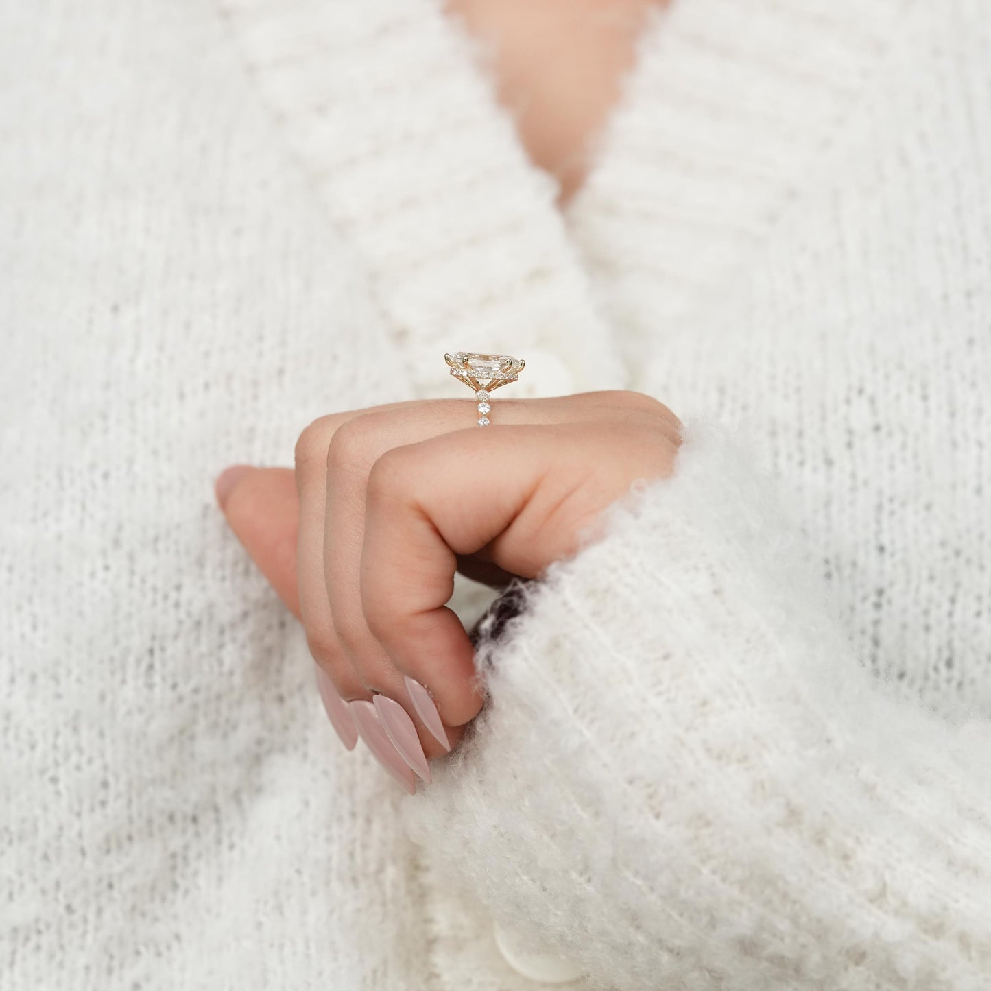 Anillo Viena — Diamante marquesa de 1.50 ct con acentos laterales en oro 14k