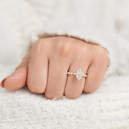 Anillo Viena — Diamante marquesa de 1.50 ct con acentos laterales en oro 14k