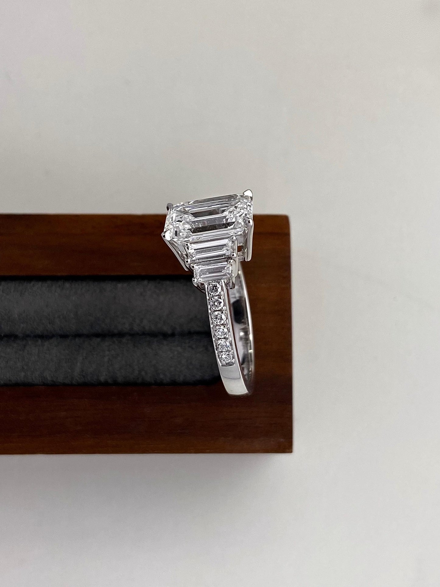 Anillo Zúrich — Diamante esmeralda de 3 ct con baguettes laterales en oro 14k