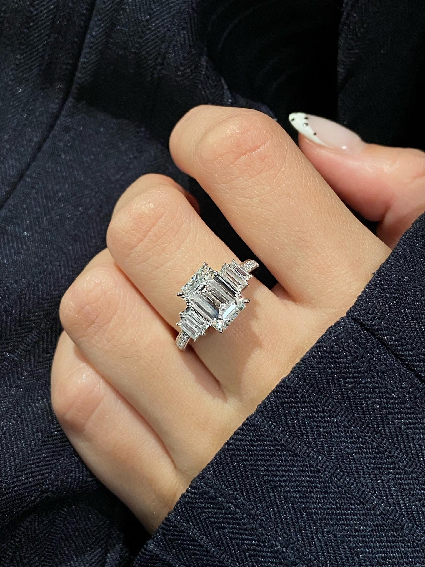 Anillo Zúrich — Diamante esmeralda de 3 ct con baguettes laterales en oro 14k