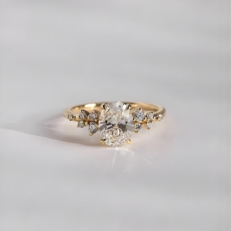 Anillo Niza — Diamante oval de 2 ct con cluster floral en oro 14k