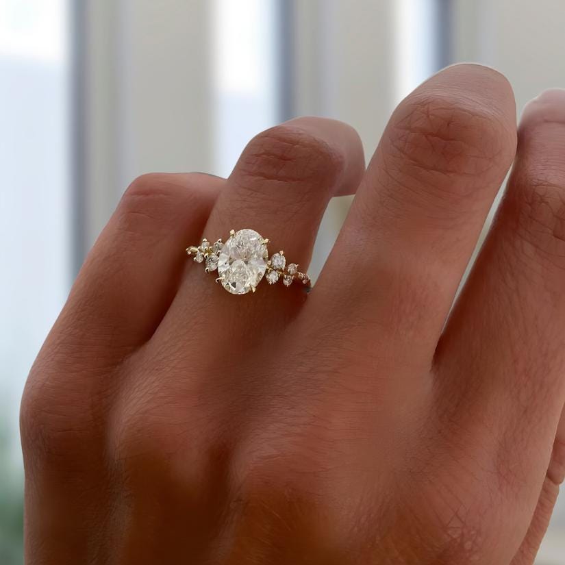Anillo Niza — Diamante oval de 2 ct con cluster floral en oro 14k