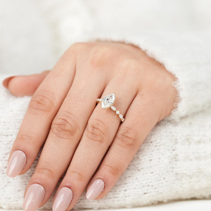 Anillo Viena — Diamante marquesa de 1.50 ct con acentos laterales en oro 14k