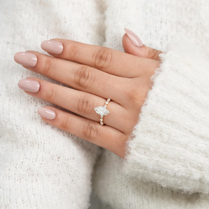 Anillo Viena — Diamante marquesa de 1.50 ct con acentos laterales en oro 14k