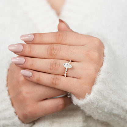 Anillo Viena — Diamante marquesa de 1.50 ct con acentos laterales en oro 14k