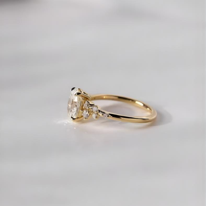 Anillo Niza — Diamante oval de 2 ct con cluster floral en oro 14k
