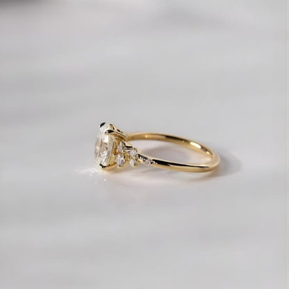 Anillo Niza — Diamante oval de 2 ct con cluster floral en oro 14k