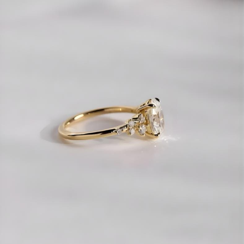 Anillo Niza — Diamante oval de 2 ct con cluster floral en oro 14k