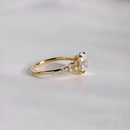 Anillo Niza — Diamante oval de 2 ct con cluster floral en oro 14k