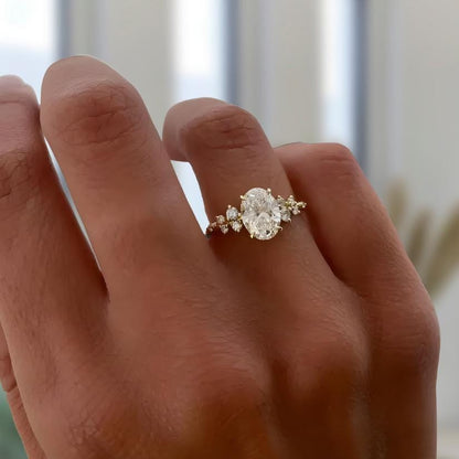 Anillo Niza — Diamante oval de 2 ct con cluster floral en oro 14k