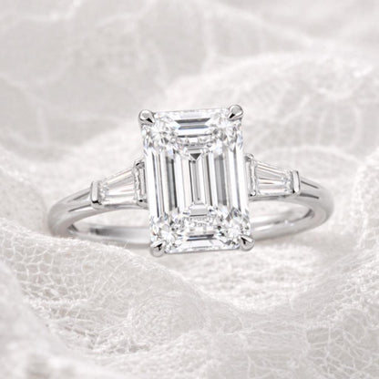 Anillo Aspen — Diamante esmeralda de 3 ct con baguettes laterales en oro 14k