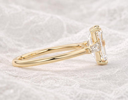 Anillo Aspen — Diamante esmeralda de 3 ct con baguettes laterales en oro 14k
