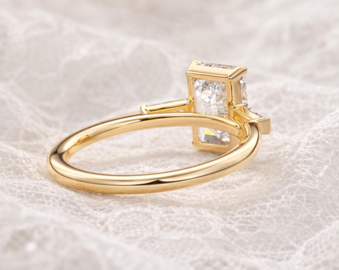 Anillo Aspen — Diamante esmeralda de 3 ct con baguettes laterales en oro 14k