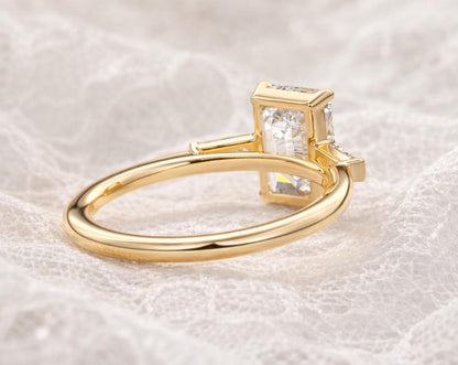 Anillo Aspen — Diamante esmeralda de 3 ct con baguettes laterales en oro 14k