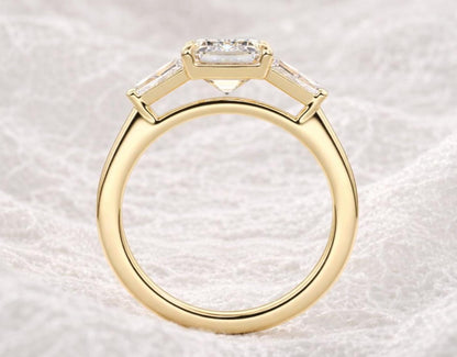 Anillo Aspen — Diamante esmeralda de 3 ct con baguettes laterales en oro 14k