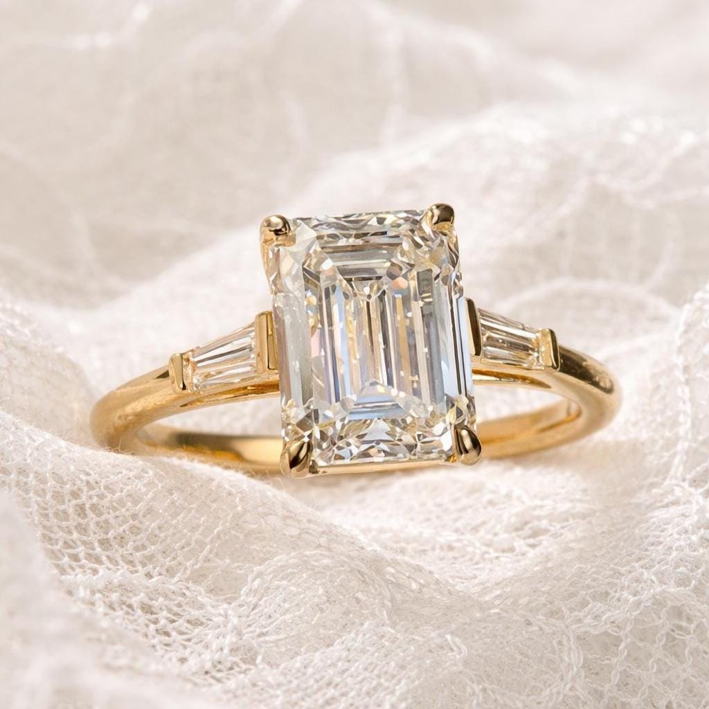 Anillo Aspen — Diamante esmeralda de 3 ct con baguettes laterales en oro 14k