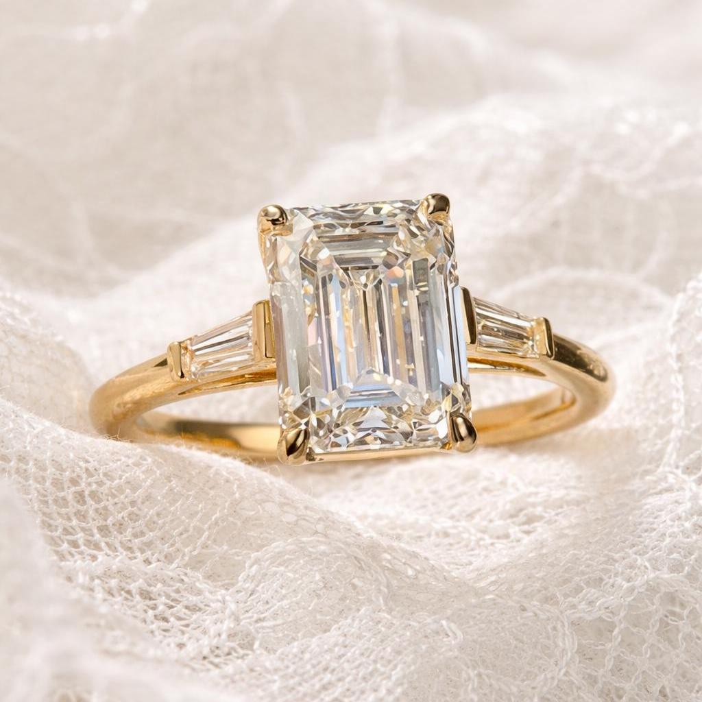 Anillo Aspen — Diamante esmeralda de 3 ct con baguettes laterales en oro 14k