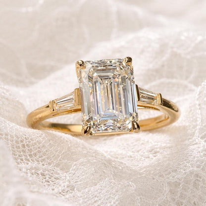 Anillo Aspen — Diamante esmeralda de 3 ct con baguettes laterales en oro 14k