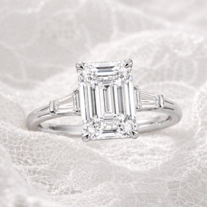 Anillo Aspen — Diamante esmeralda de 3 ct con baguettes laterales en oro 14k