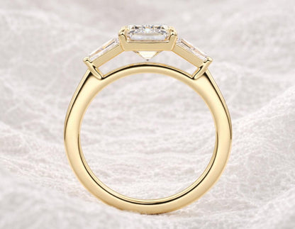 Anillo Aspen — Diamante esmeralda de 3 ct con baguettes laterales en oro 14k