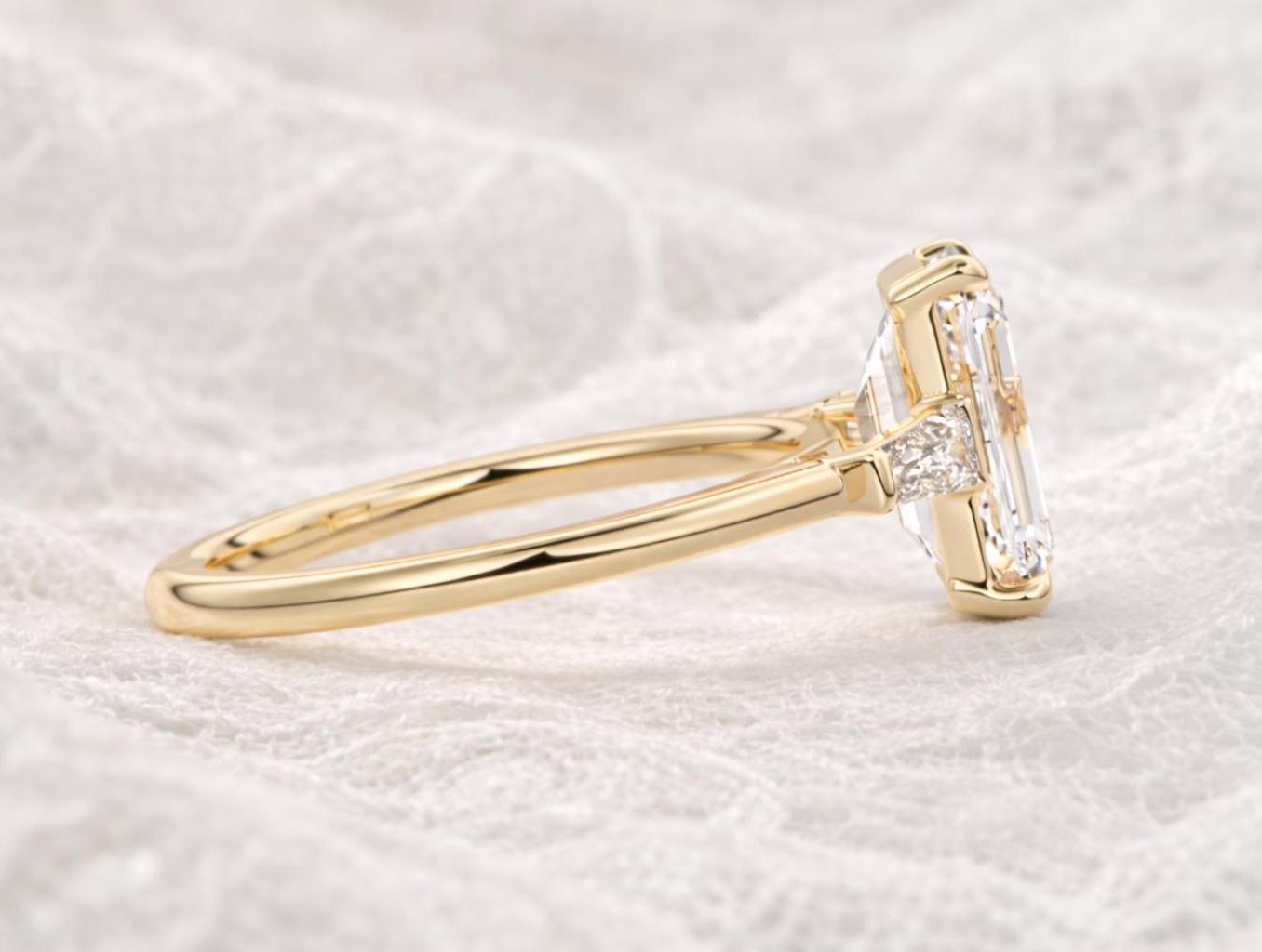 Anillo Aspen — Diamante esmeralda de 3 ct con baguettes laterales en oro 14k