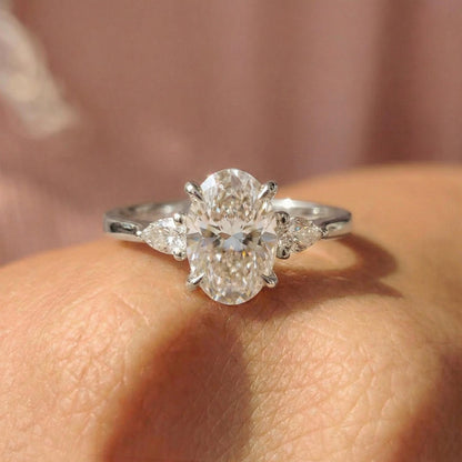 Anillo Roma — Diamante oval de 2.5 ct con laterales pera en oro 14k
