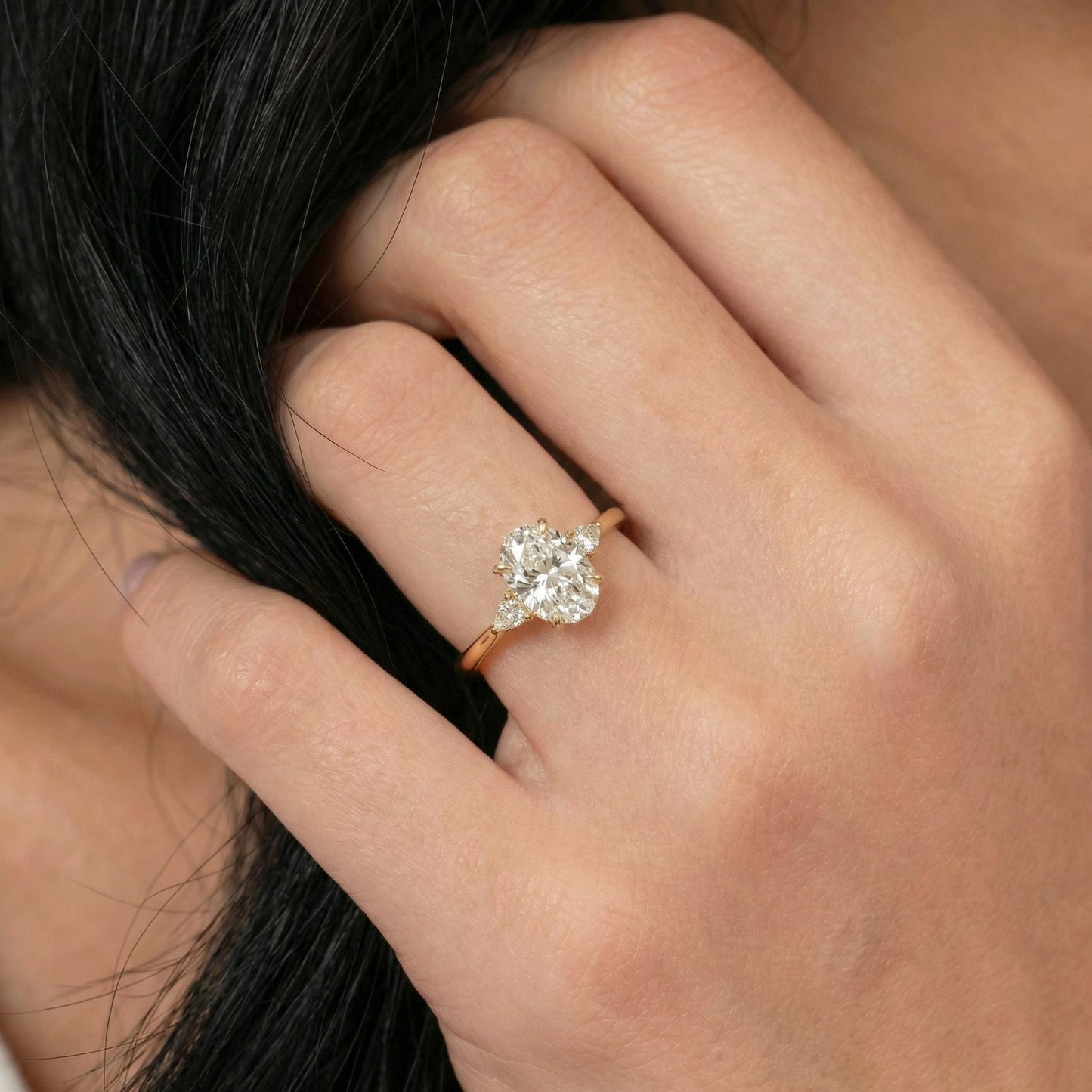 Anillo Roma — Diamante oval de 2.5 ct con laterales pera en oro 14k