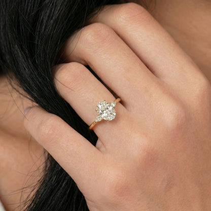 Anillo Roma — Diamante oval de 2.5 ct con laterales pera en oro 14k