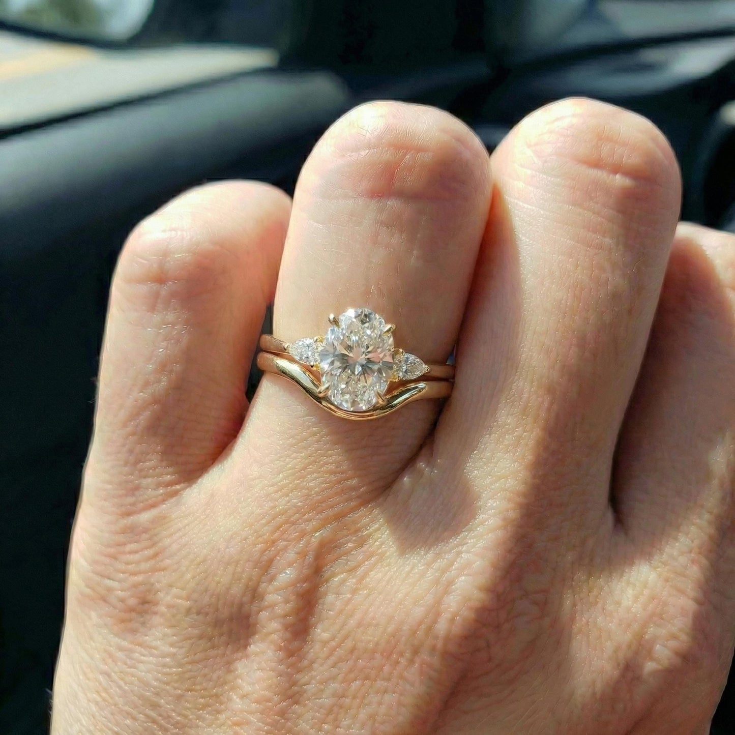 Anillo Roma — Diamante oval de 2.5 ct con laterales pera en oro 14k
