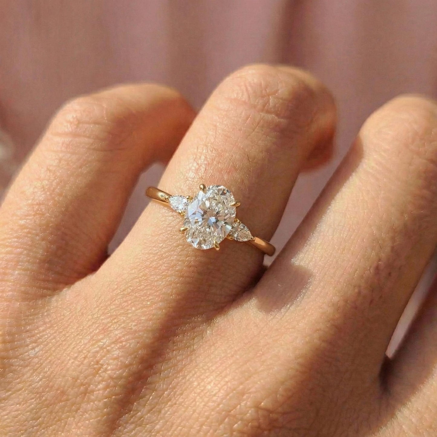 Anillo Roma — Diamante oval de 2.5 ct con laterales pera en oro 14k