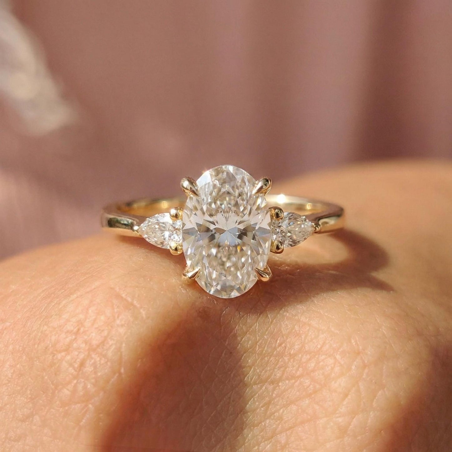 Anillo Roma — Diamante oval de 2.5 ct con laterales pera en oro 14k