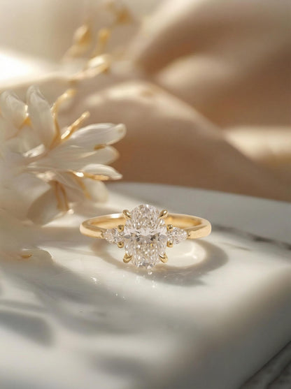 Anillo Roma — Diamante oval de 2.5 ct con laterales pera en oro 14k