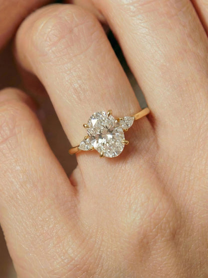 Anillo Roma — Diamante oval de 2.5 ct con laterales pera en oro 14k