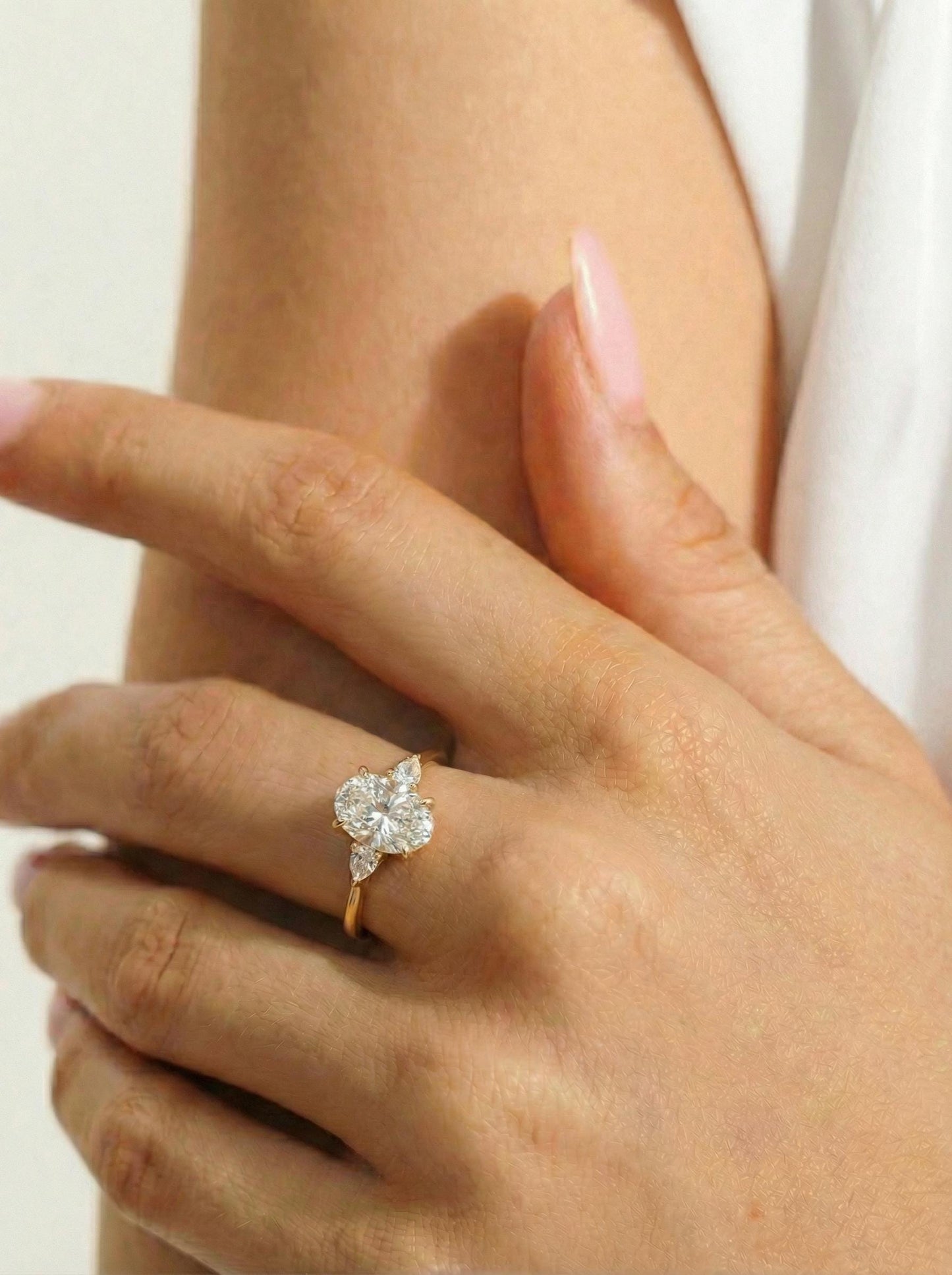 Anillo Roma — Diamante oval de 2.5 ct con laterales pera en oro 14k