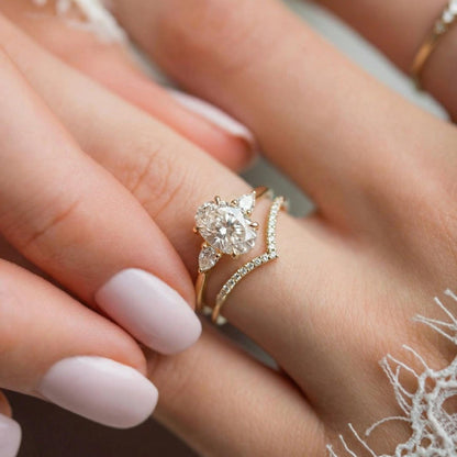 Anillo Roma — Diamante oval de 2.5 ct con laterales pera en oro 14k