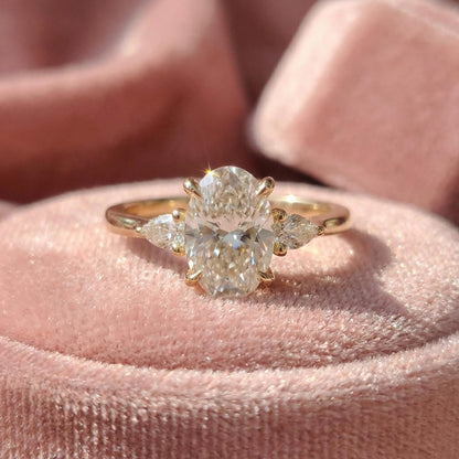 Anillo Roma — Diamante oval de 2.5 ct con laterales pera en oro 14k