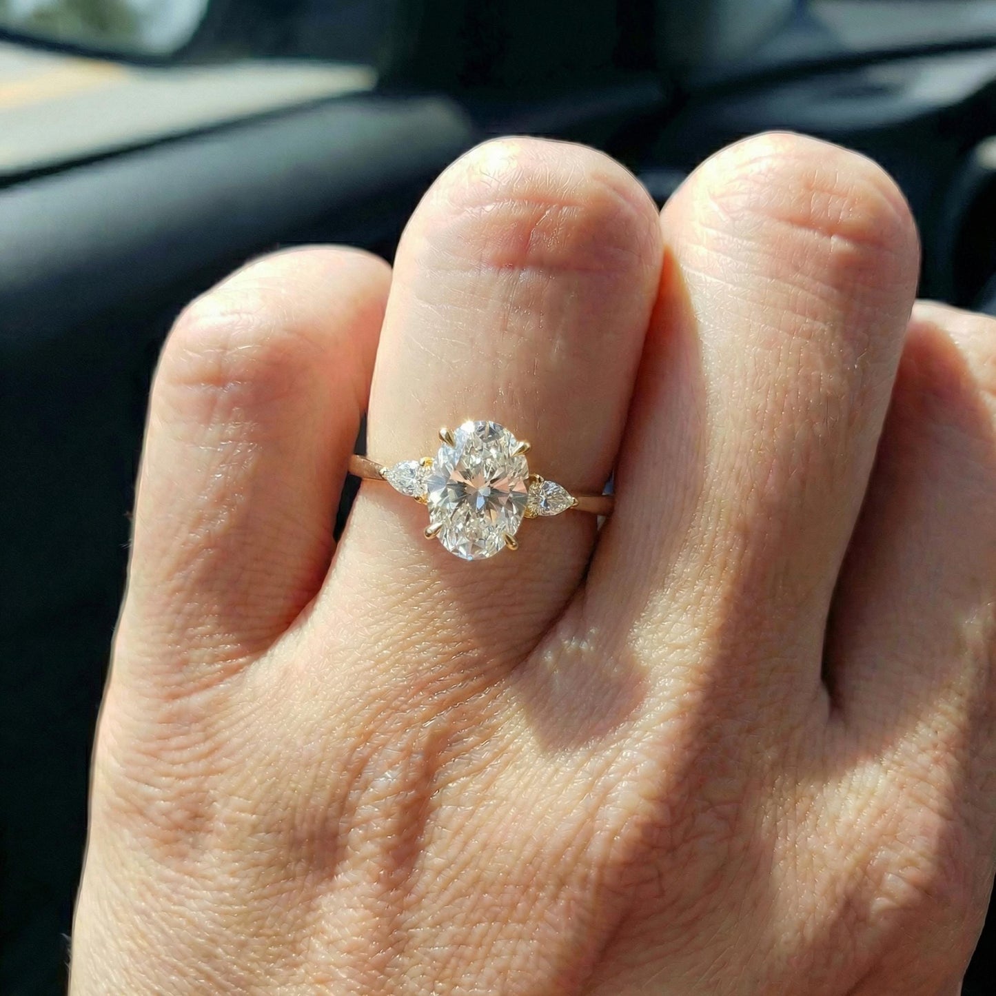 Anillo Roma — Diamante oval de 2.5 ct con laterales pera en oro 14k