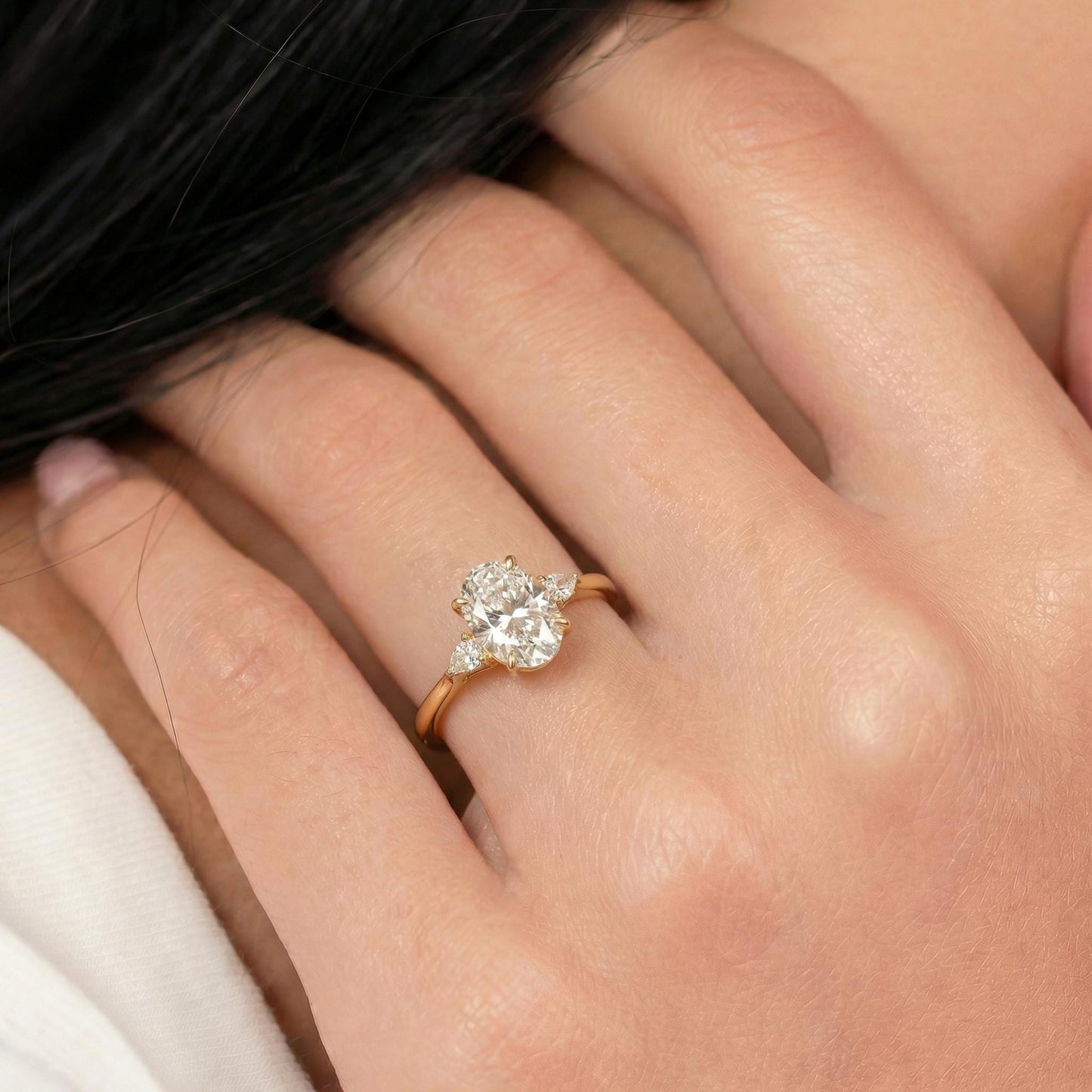 Anillo Roma — Diamante oval de 2.5 ct con laterales pera en oro 14k