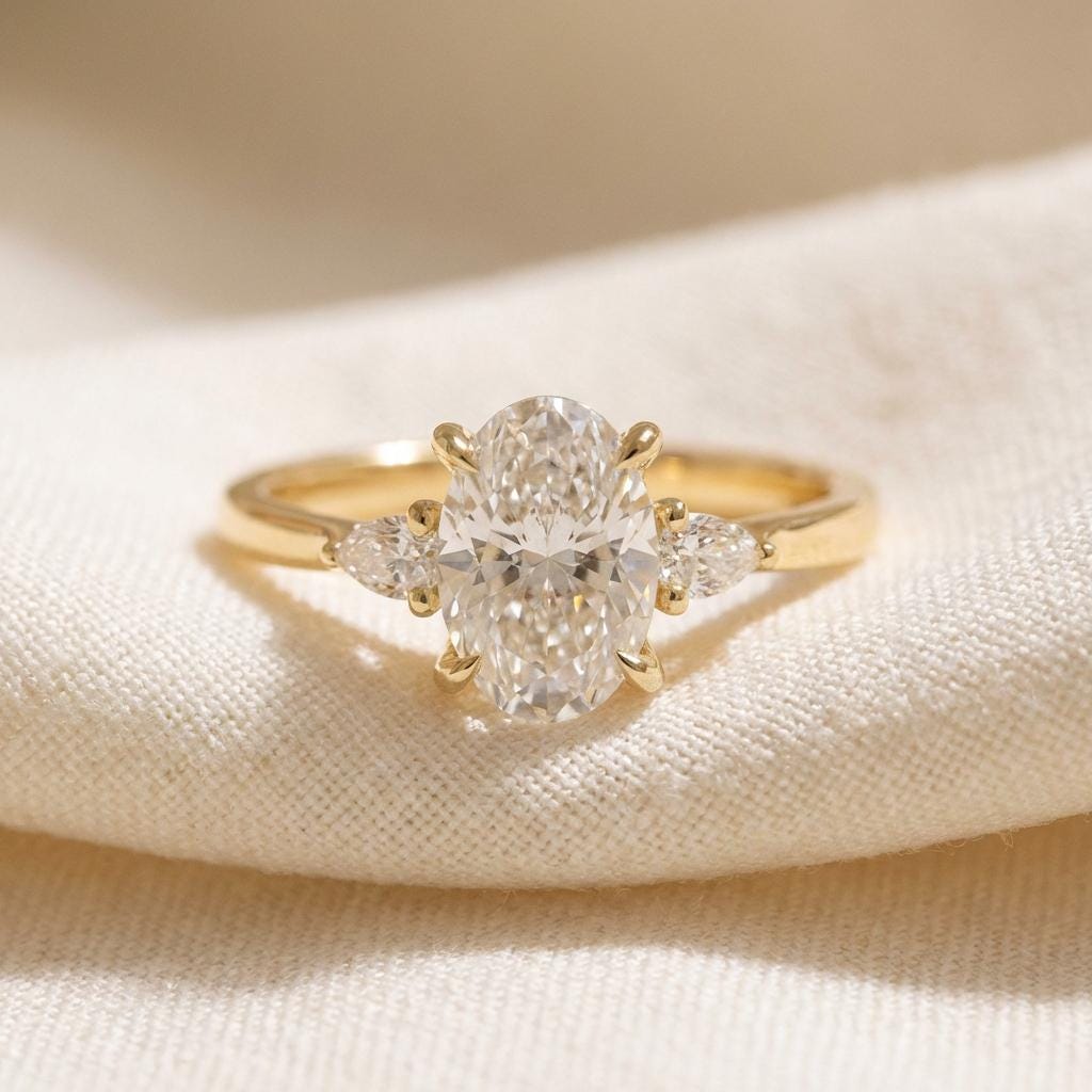 Anillo Roma — Diamante oval de 2.5 ct con laterales pera en oro 14k