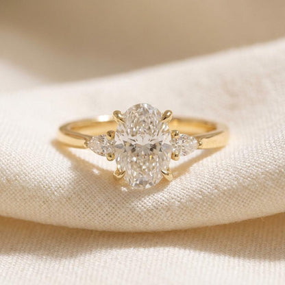 Anillo Roma — Diamante oval de 2.5 ct con laterales pera en oro 14k