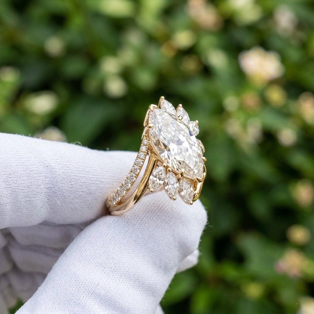 Anillo Santorini — Diamante marquesa de 3 ct con cluster asimétrico en oro 14k
