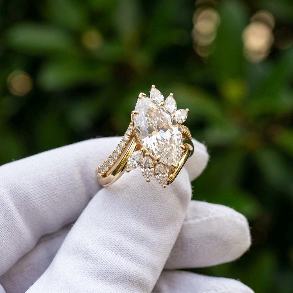 Anillo Santorini — Diamante marquesa de 3 ct con cluster asimétrico en oro 14k