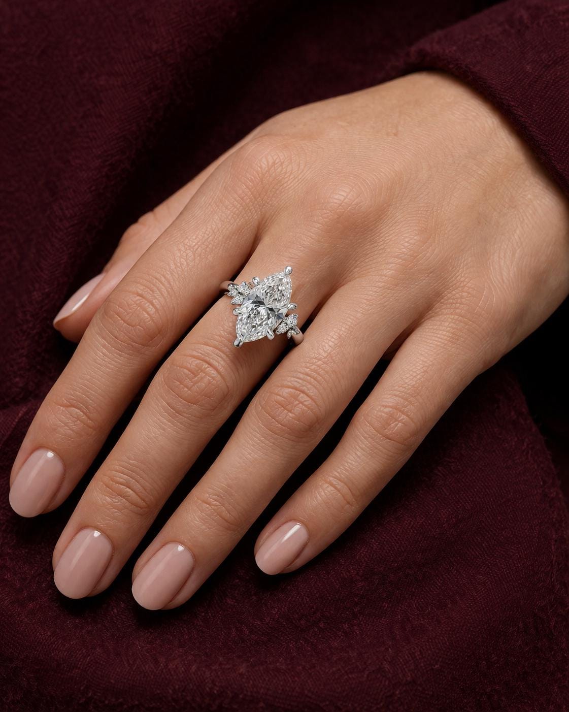 Anillo Milán  Diamante marquesa de 2.05 ct con halo cluster en oro 14k