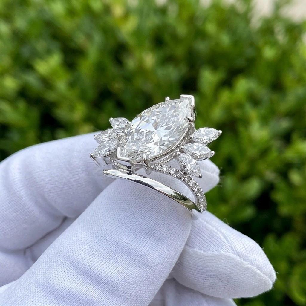 Anillo Santorini — Diamante marquesa de 3 ct con cluster asimétrico en oro 14k