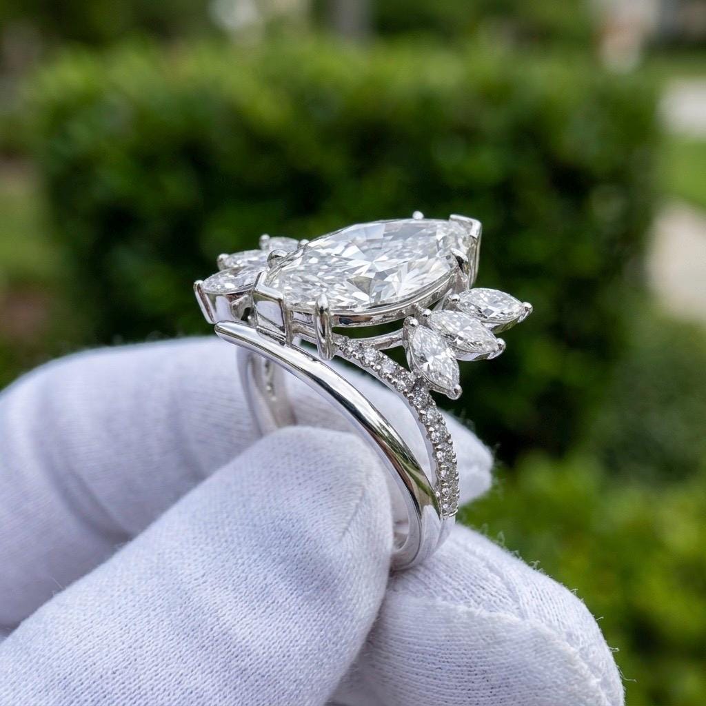 Anillo Santorini — Diamante marquesa de 3 ct con cluster asimétrico en oro 14k