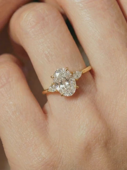 Anillo Roma — Diamante oval de 2.5 ct con laterales pera en oro 14k