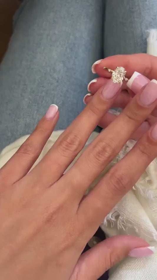 Anillo Lisboa — Diamante oval de 2 ct en aro delgado de oro 14k