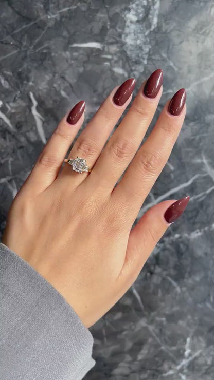 Anillo Ginebra — Diamante esmeralda de 2 ct con trapecios laterales en oro 14k