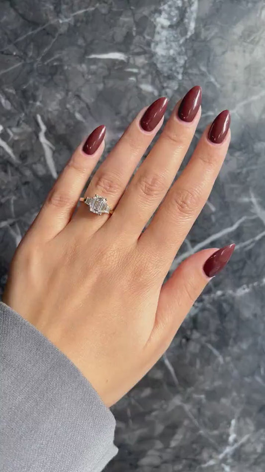 Anillo Ginebra — Diamante esmeralda de 2 ct con trapecios laterales en oro 14k