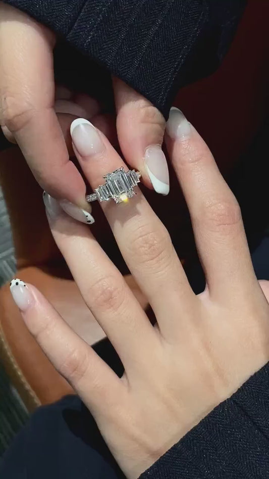 Anillo Zúrich — Diamante esmeralda de 3 ct con baguettes laterales en oro 14k